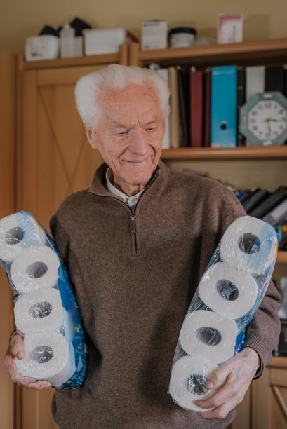 拿着两包厕纸的老人图片下载