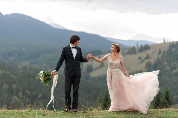 新郎和新娘在山上举行婚礼。婚礼摄影。两个人的婚礼。图片下载