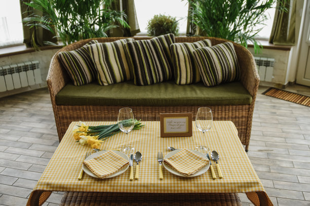 野餐。餐具，桌布，篮子，勺子，叉子，刀，杯子，餐巾。浪漫的约会。家庭的周末。黄色的单元格。完美的家庭。水仙。文字或照片的相框。图片下载