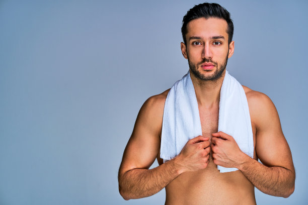 晒得黝黑的裸男，黑头发，胡子，脖子上挂着一条白毛巾。美丽的概念图片下载