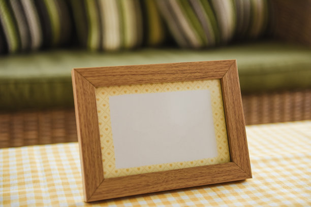 野餐。餐具，桌布，篮子，勺子，叉子，刀，杯子，餐巾。浪漫的约会。家庭的周末。黄色的单元格。完美的家庭。水仙。文字或照片的相框。图片下载