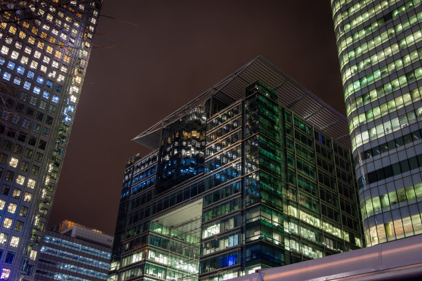 伦敦商业区夜晚的摩天大楼图片下载