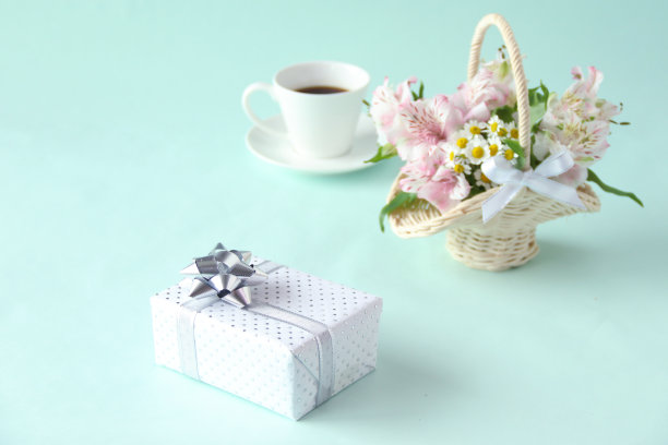 黄花、小白菊和礼物图片下载