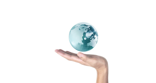 地球，人类手中的地球，握着发光的地球。图片由美国宇航局提供图片下载