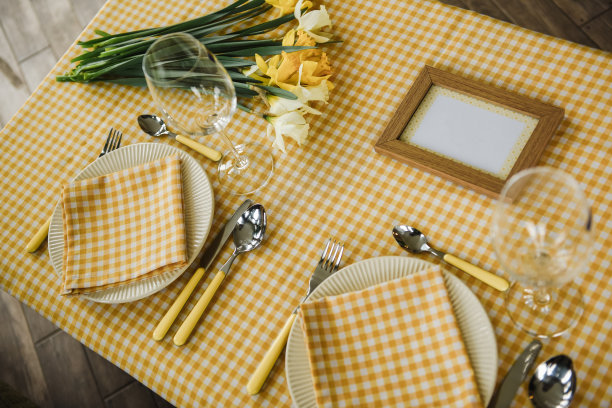 野餐。餐具，桌布，篮子，勺子，叉子，刀，杯子，餐巾。浪漫的约会。家庭的周末。黄色的单元格。完美的家庭。水仙。文字或照片的相框。图片下载