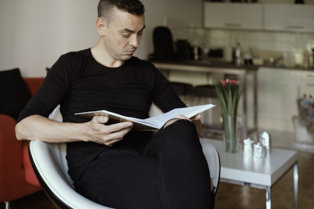 一个年轻人在室内看书图片下载