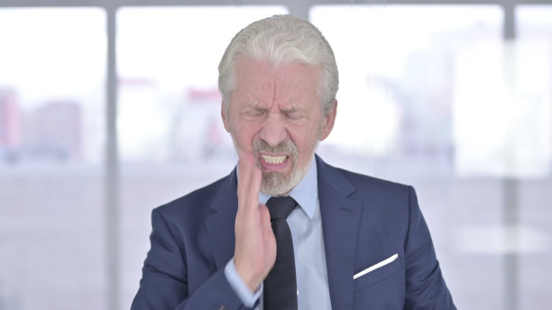 不健康的老商人有牙痛的肖像图片下载
