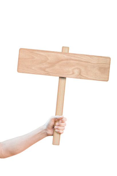 手握木制标志孤立在白色背景。剪切路径。图片下载