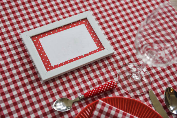 野餐。浪漫的约会。家庭的周末。红色的细胞。花盆。文字或照片的相框。涵盖了瓶子。餐具图片下载