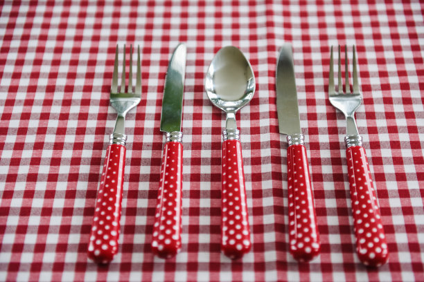 野餐。浪漫的约会。家庭的周末。红色的细胞。花盆。文字或照片的相框。涵盖了瓶子。餐具图片下载