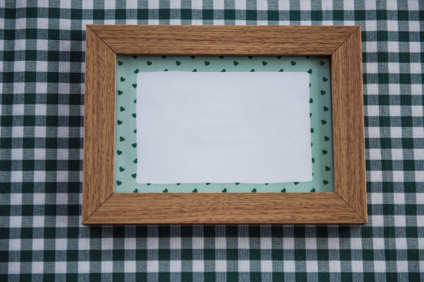 野餐。浪漫的约会。家庭的周末。绿色的细胞。花盆。文字或照片的相框。涵盖了瓶子。餐具图片下载