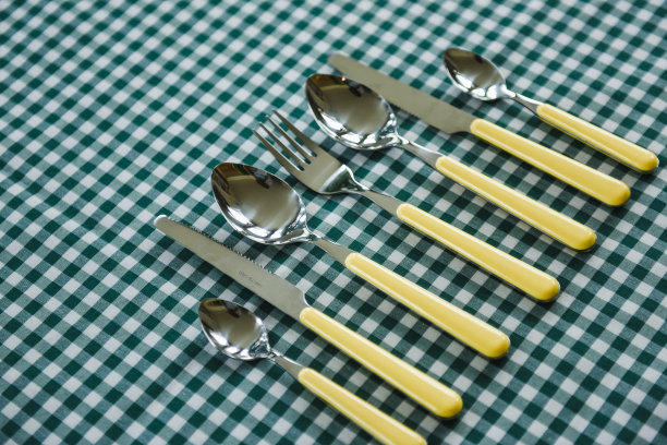 野餐。浪漫的约会。家庭的周末。绿色的细胞。花盆。文字或照片的相框。涵盖了瓶子。餐具图片下载