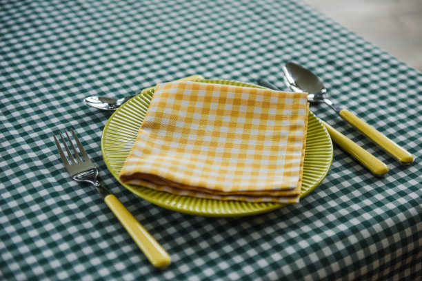 野餐。浪漫的约会。家庭的周末。绿色的细胞。花盆。文字或照片的相框。涵盖了瓶子。餐具图片下载