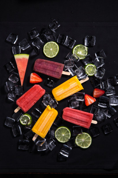 混合水果冰棍在冰黑色背景股票照片图片下载