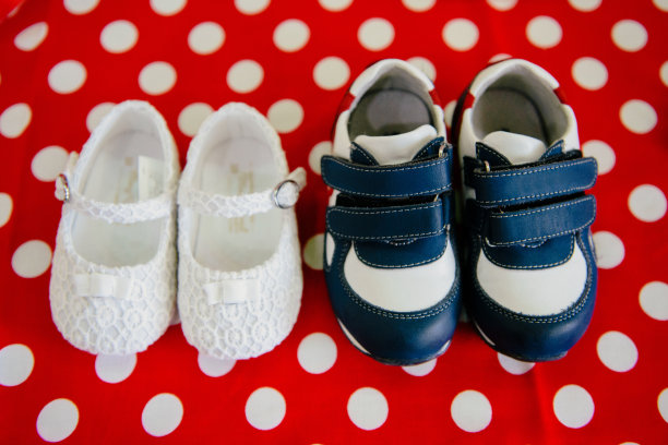 男孩和女孩过节穿的鞋子。哥哥和妹妹。图片下载