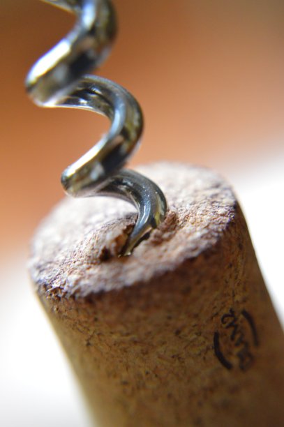 酒瓶软木塞中的螺丝钻图片下载