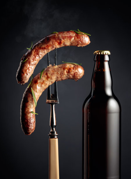 啤酒和迷迭香烤巴伐利亚香肠。图片下载