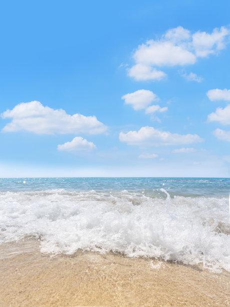 美丽的海滩景色，清澈的天空和清澈的海水。图片下载