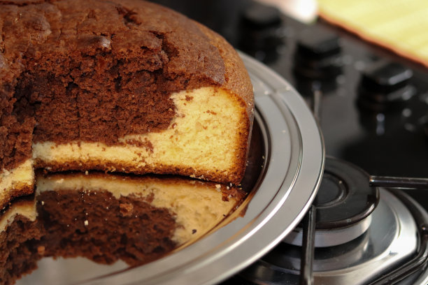 美味的蛋糕混合巧克力和香草面团。图片下载