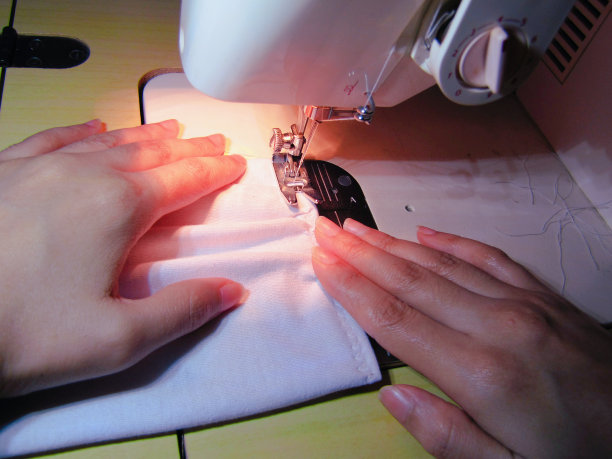 制作抗冠状病毒的组织口罩图片下载