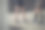 城市跑步者:两个穿着运动服的人站在街上图片下载