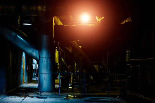 工业用大型水泵与电动机，管道，管道，设备和蒸汽轮机在现代电厂图片下载