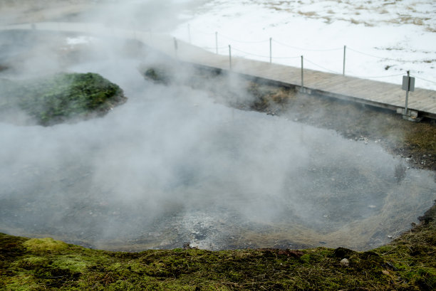 冰岛豪卡达卢地热区的彩色间歇泉景观，是黄金环线的一部分图片下载