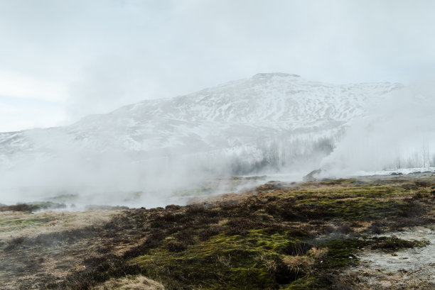 冰岛豪卡达卢地热区的彩色间歇泉景观，是黄金环线的一部分图片下载