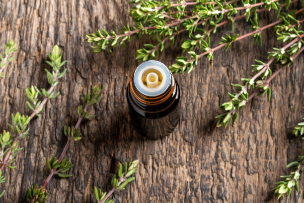 一瓶含有新鲜百里香的精油图片下载