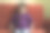 可爱的小女孩坐在沙发上，室内写真图片下载