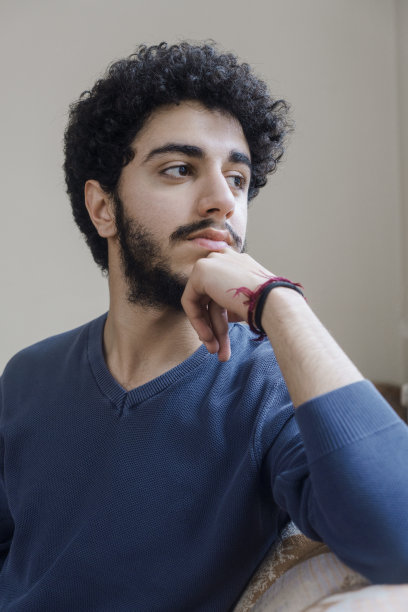 一个年轻人在家望着窗外图片下载