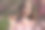 穿着粉红色裙子的金发美女在鲜花盛开的花园里漫步图片下载