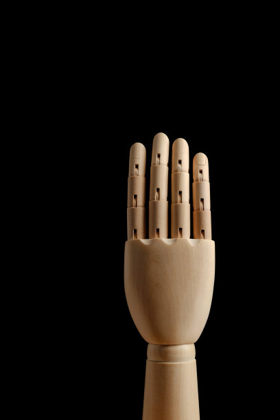 画中的人体模型的木制手在黑色的背景上显示了四根手指。学会数——四。侧视图。绘画的艺术模型。图片下载