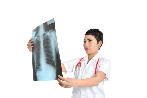 亚洲放射科医生，在看白色的x光片。图片下载
