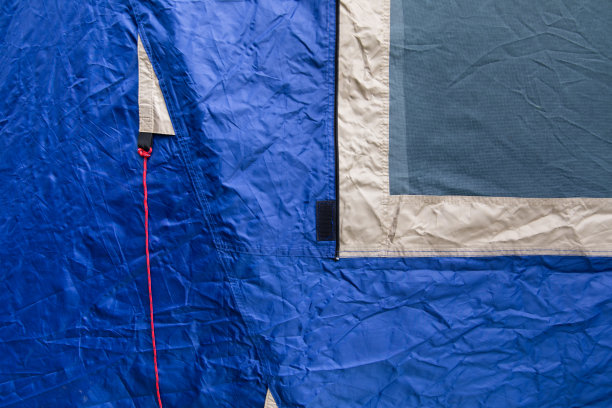 蓝色帐篷和红色绳索图片下载