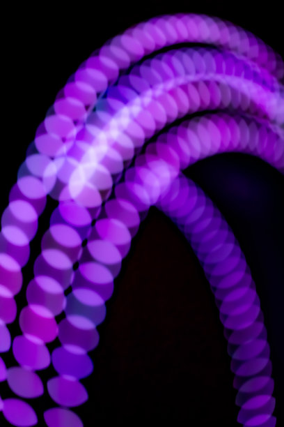 舞台上色彩模糊的灯光，抽象的演唱会灯光形象图片下载