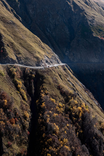 一辆卡车沿着一条危险的山路下山，从奥马洛到格鲁吉亚的阿尔瓦尼图片下载