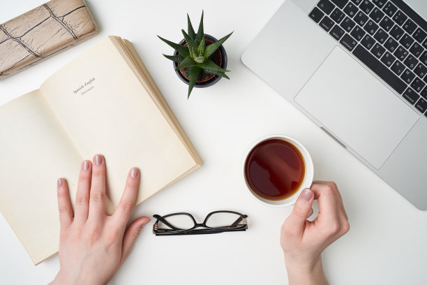 俯视图平躺与笔记本和一杯咖啡在手里和书图片下载