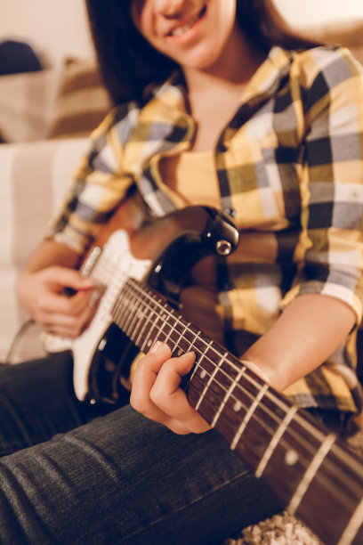 年轻女子在弹电吉他图片下载