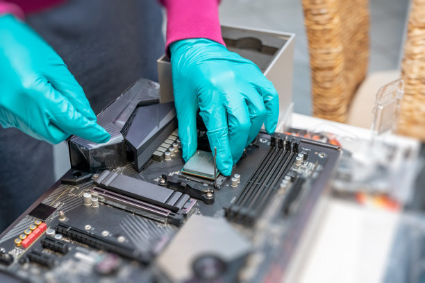 与新技术斗争的人们。的生活方式。修理电脑机箱的手的特写图片下载