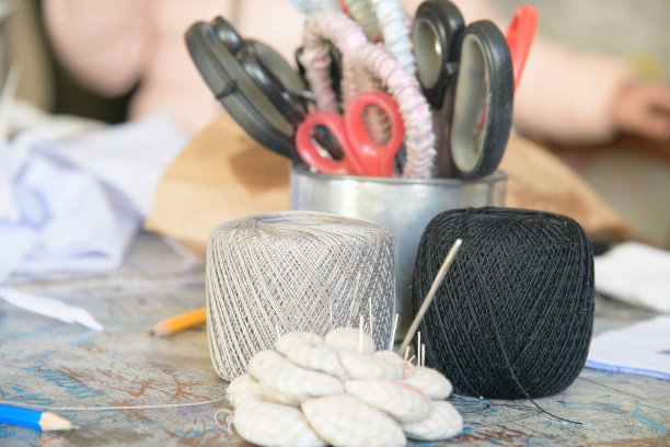 在家静物画。裁缝工作项。复古风格。缝纫线、针和剪刀图片下载