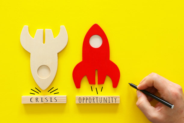危机和机遇的概念形象。一枚火箭起飞，另一枚坠毁图片下载