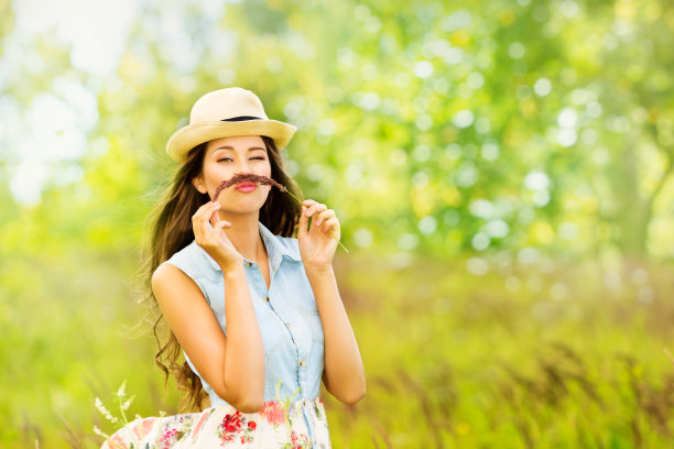 户外生活方式肖像有趣的年轻女子。美丽顽皮的女孩在绿色夏天公园图片下载