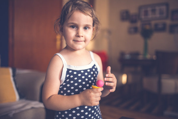 可爱的女孩玩粘土图片下载