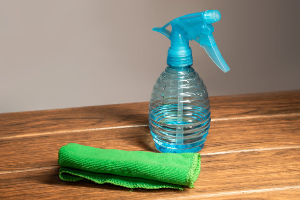带清洁喷雾器的超细纤维毛巾放在木板上图片下载