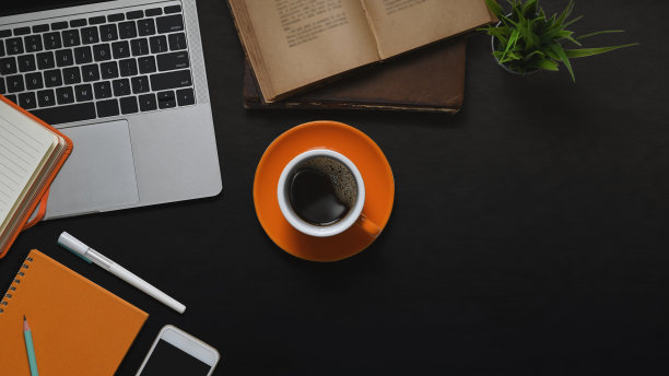 俯视图图像的电脑笔记本电脑，咖啡杯，书籍，盆栽植物，笔记本，日记，钢笔和智能手机放在一起在黑色皮革桌子上。的工作场所的概念。图片下载
