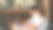 网站管理员团队与平板电脑和笔记本电脑一起工作的照片，坐在现代木桌之上的豪华咖啡馆为背景。在办公室外工作的概念。图片下载