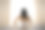 女人在床上伸开双手醒来后，太阳耀斑。深色头发的女人进入一个愉快和放松的一天后，睡了一个好觉和后视图。崭新的一天和快乐的周末图片下载