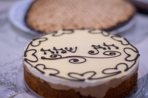 逾越节家宴上的犹太巧克力蛋糕特写 - 以色列图片下载
