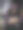 坐在阳光下用手机查看信息的人图片下载